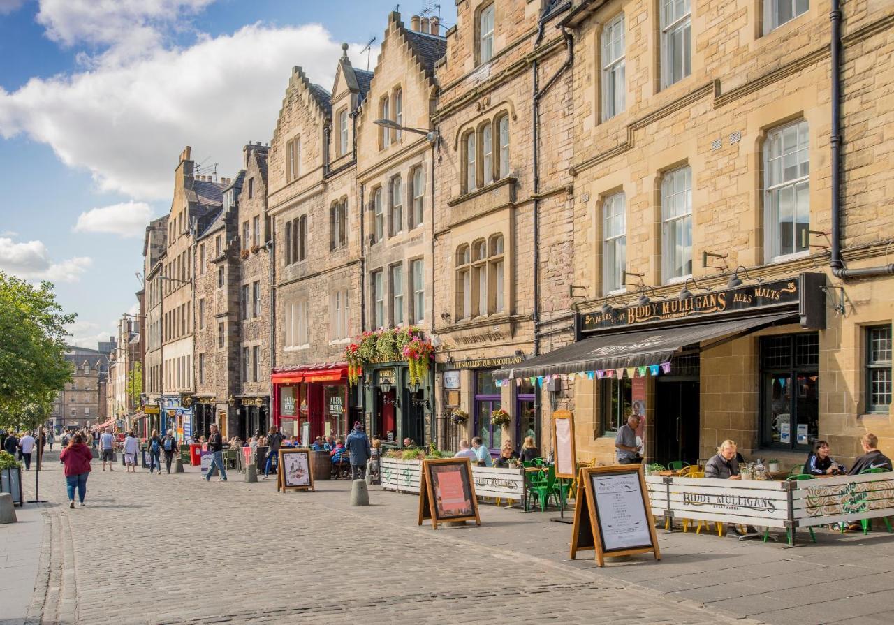 West Bow Just Off Royal Mile — Photos 1